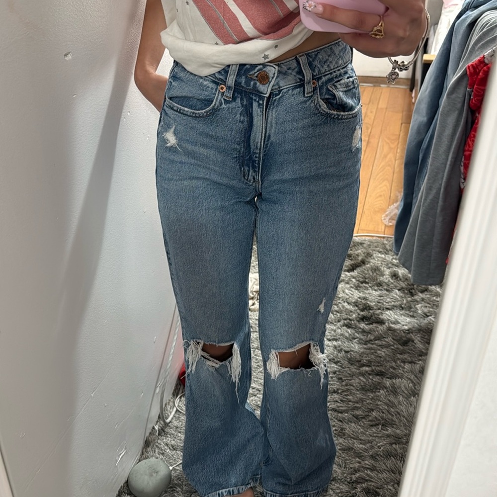 AMERICAN EAGLE FLARED RIPPED JEANS